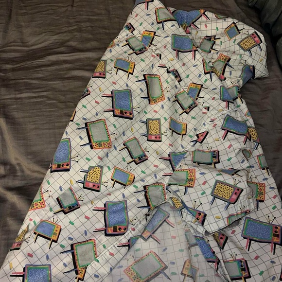 SUPERMASSIVE Retro TV button up with 80’s design all over - Picture 3 of 3